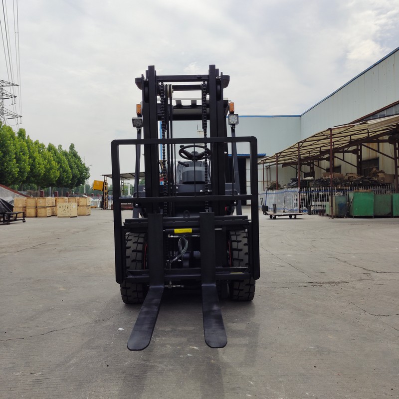 Forklift Bertenaga LPG