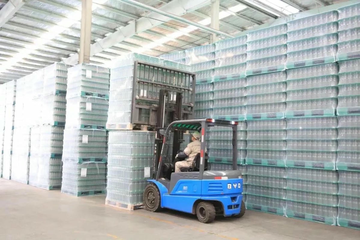 Peran Forklift dalam Industri Minuman